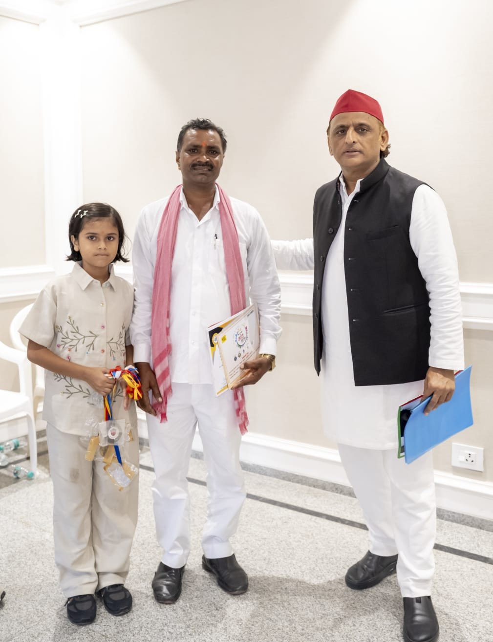 हापुड़ की होनहार बेटी मारिया कश्यप को अखिलेश यादव ने किया सम्मानित, 21 हजार की प्रोत्साहन राशि भेंट।
