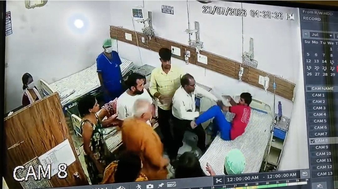 हापुड़ में प्राइवेट अस्पताल में हंगामा, महिला मरीज की मौत के बाद मारपीट।