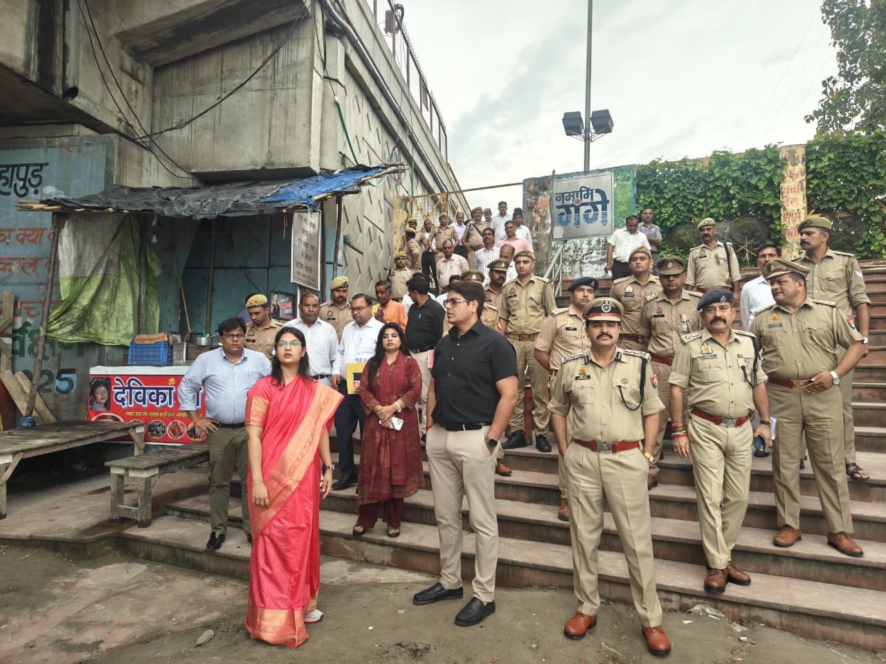 श्रावण मास की तैयारियों का कमिश्नर व डीआईजी ने लिया जायजा, बृजघाट गंगा घाट का किया निरीक्षण