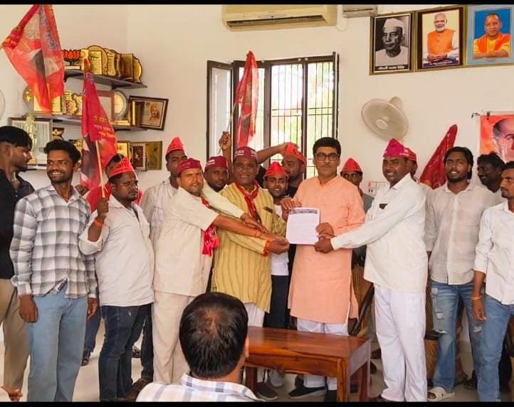 17 जातियों को अनुसूचित जाति में शामिल करने की मांग, निषाद पार्टी ने निकाला जुलूस।