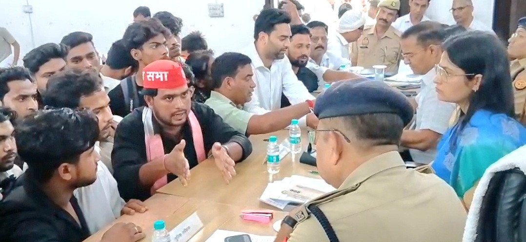 बिना मान्यता के फीस वसूली और प्रैक्टिकल से रोकने का आरोप, डीएम को सौंपा ज्ञापन।