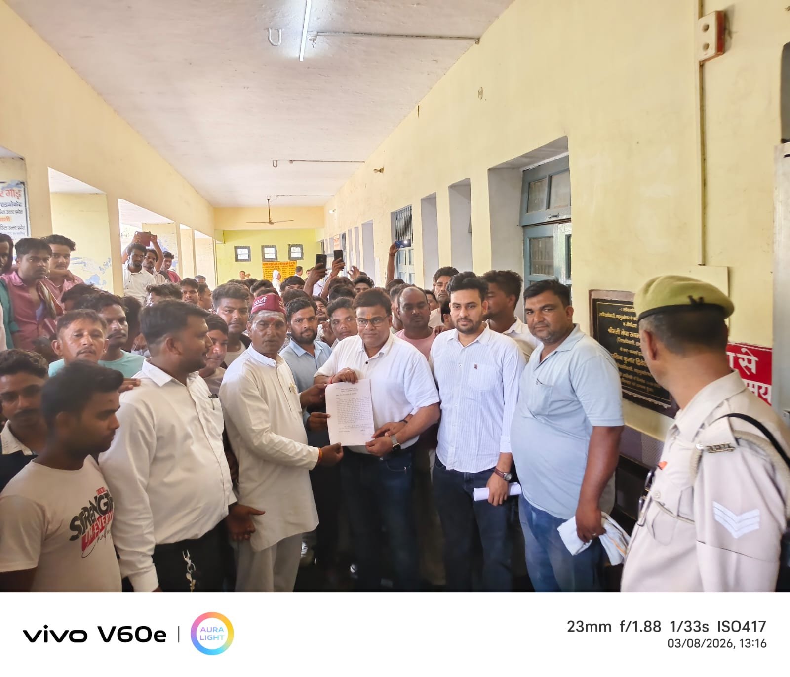 ब्रजघाट में बंद नाव संचालन दोबारा शुरू कराने की मांग, नाविकों ने एसडीएम को सौंपा ज्ञापन।