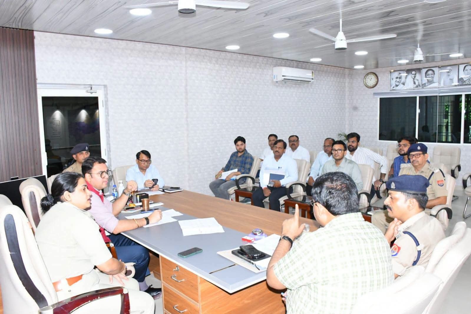 डीएम ने की सड़क सुरक्षा एवं निर्माण कार्यों की प्रगति समीक्षा बैठक 