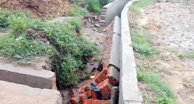 बमनोसी में घटिया सामिग्री से बना नाला हुआ धराशाई, भ्रष्ट सिस्टम ने साधी चुप्पी