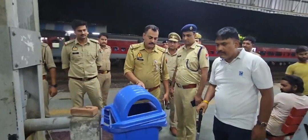 हापुड़ में स्वतंत्रता दिवस से पहले हापुड़ पुलिस का सुरक्षा अभियान, रेलवे स्टेशन पर सघन चेकिंग अभियान।