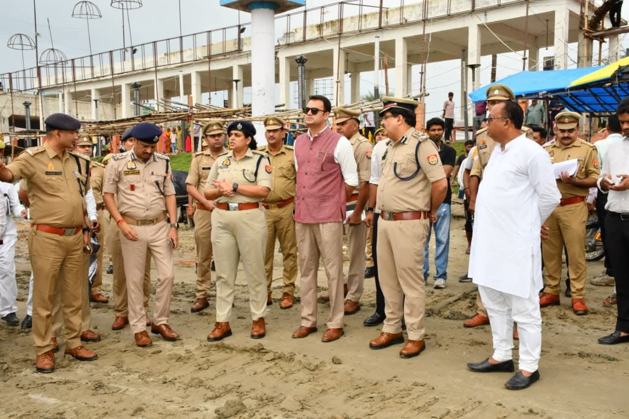 कांवड़ यात्रा के दृष्टिगत एडीजी व डीआईजी ने किया कछला घाट का निरीक्षण