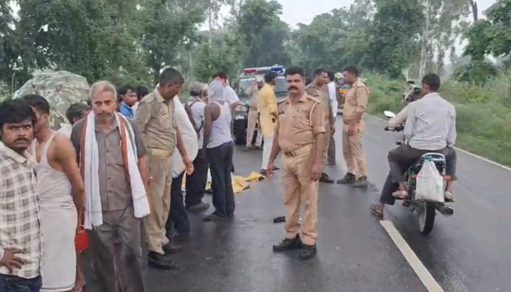 गंगा स्नान कर लौट रहे श्रद्धालुओं का टैम्पो बाइक से टकरा कर पलटा, बाइक सवार समेत दो की हुई मौत