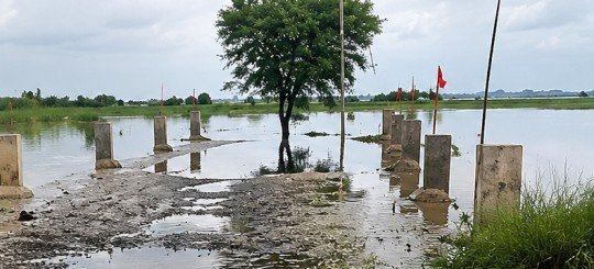 बदायूं में गंगा का जलस्तर घटने के बाबजूद सड़को पर है पानी