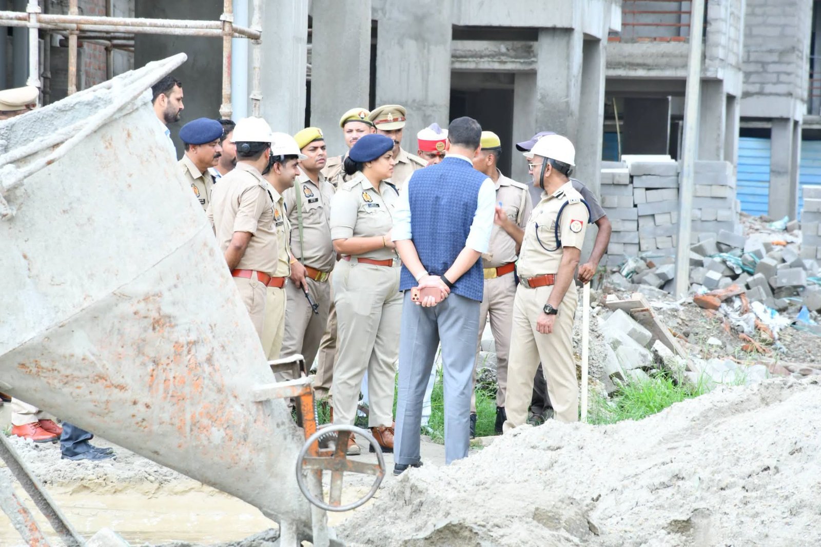डीएम-एसएसपी ने DIG संग निर्माणाधीन पीएसी बटालियन का किया निरीक्षण का किया