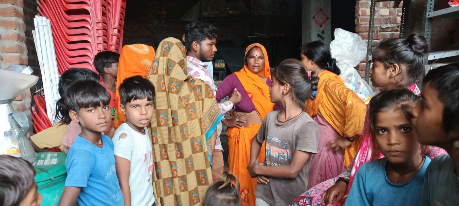 बदायूं के कादरचौक इलाके में बदमाश सोनी एक घर के सदस्यों को बंदी बनाकर लोट चार लाख के जेवर और 38 हजार की