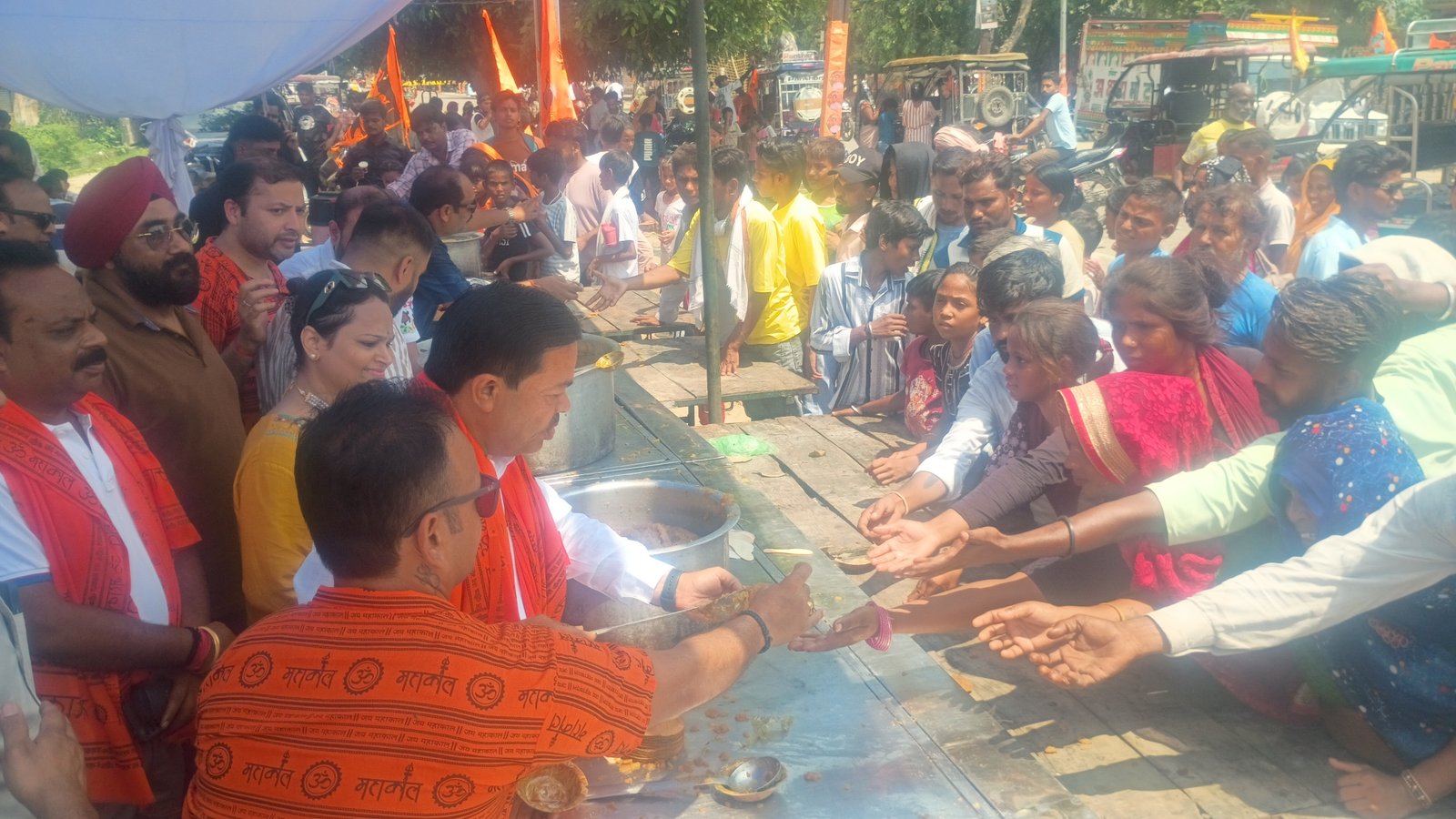 सेवा सत्कार के साथ कांबड़ियों को रोटरी क्लब के सदस्यों ने कराया भोजन
