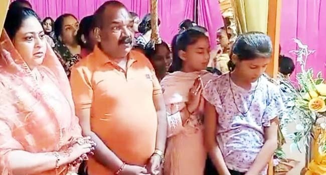 उझानी में समाजसेवी अरूण अग्रवाल ने सभासद पत्नी सहित भगवान शंकर की महा आरती कराई सम्पन्न