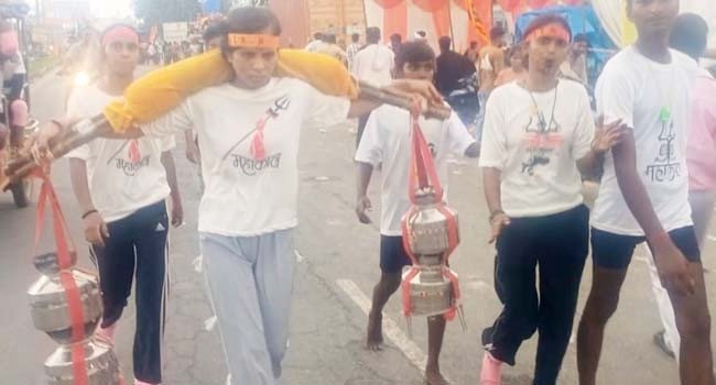 सावन के तीसरे रविवार को पूरे उत्साह और भक्ति के साथ कांबड़ लेकर निकली महिला शिवभक्त और बाल कांबड़िया