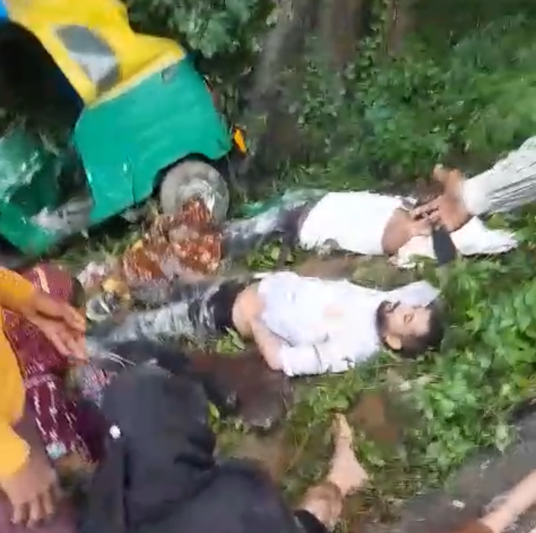 बदायूं में दर्दनाक हादस: टैंपो और एम्बुलेंस की टक्कर में गई दो युवकों की जान, कई घायल