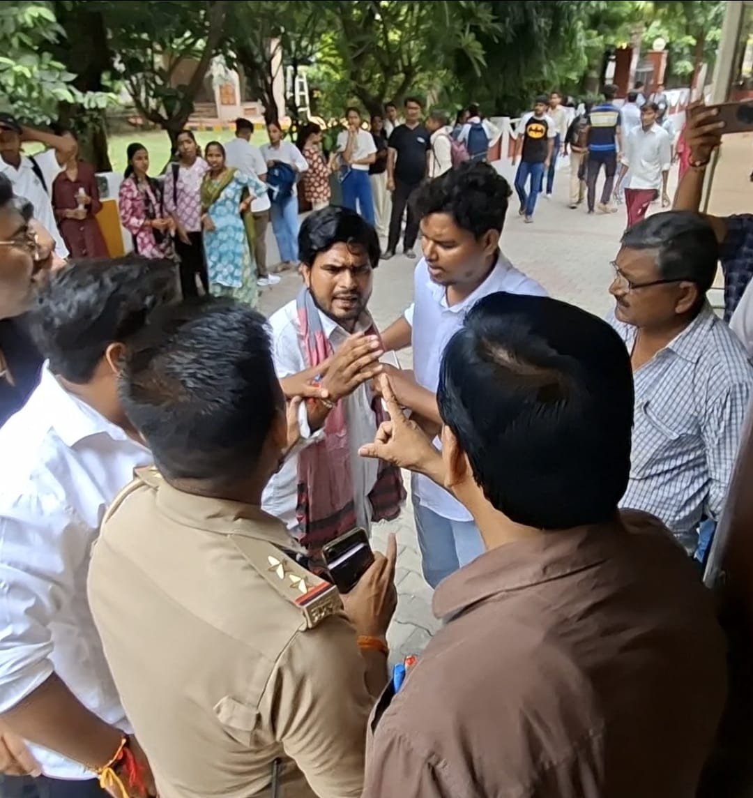 बी.कॉम छात्रों की प्रवेश समस्या को लेकर सौंपा ज्ञापन, दो दिन में समाधान न होने पर धरने की चेतावनी