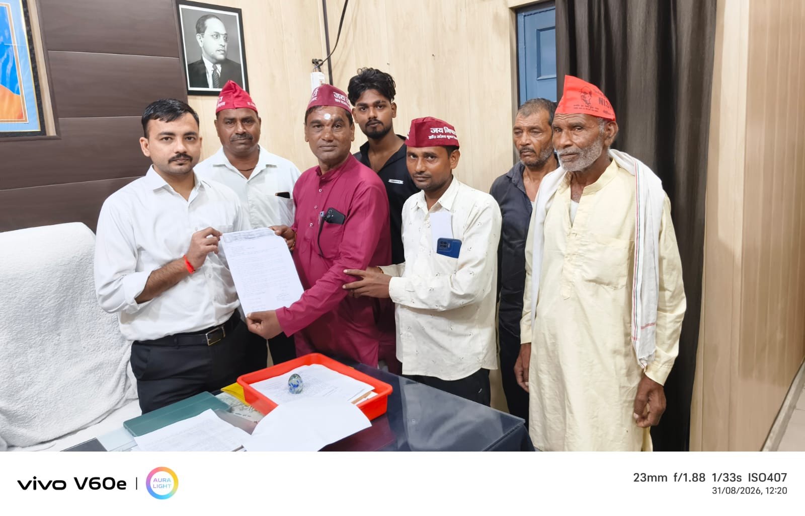 निषाद पार्टी ने आरक्षण की मांग को लेकर तहसीलदार को सौंपा ज्ञापन