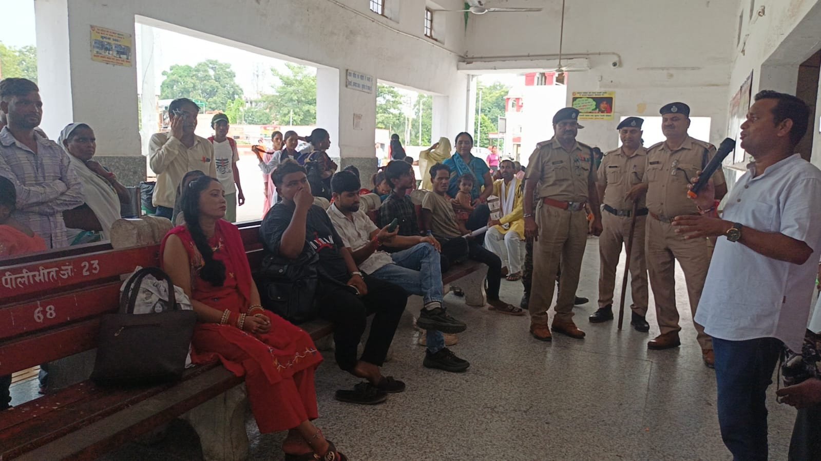 पीलीभीत स्टेशन पर नुक्कड़ नाटक के माध्यम से रेल यात्रियों को सुरक्षा के प्रति किया जागरूक