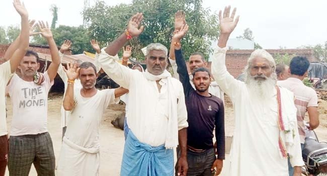 बमनौसी के ग्रामीणों ने घरौनी न मिलने पर किया प्रदर्शन, किसान नेता ने डीएम को लिखा पत्र