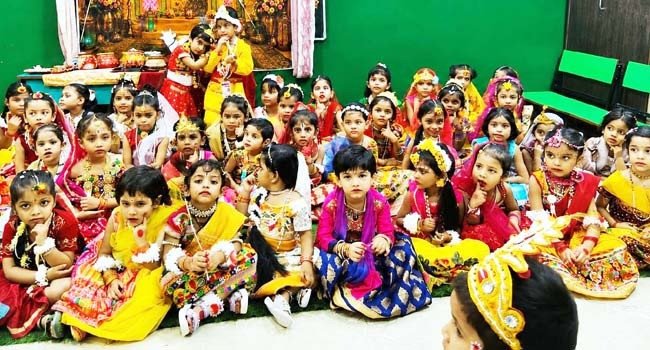 श्रीकृष्ण जन्माष्टमी पर्व पर नन्हे मुन्ने बच्चों की प्रस्तुति ने मोहा मन