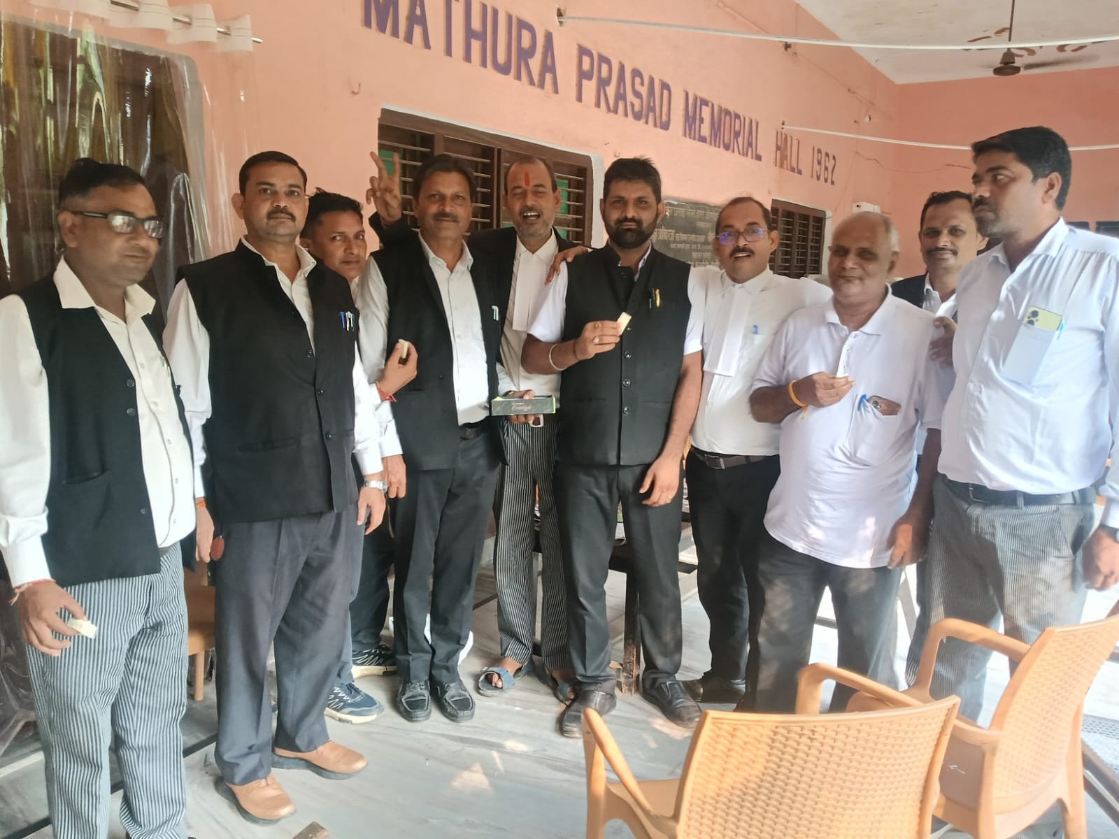 बदायूं से करोड़ों की ठगी करने वाले मौर्य भाईयों को पुलिस ने किया गिरफ्तार, अधिवक्ताओं ने बांटी मिठाई