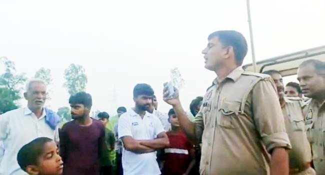 बिजली तार चोरी कर ले जा रहे चोरों को ग्रामीणों ने पकड़ा