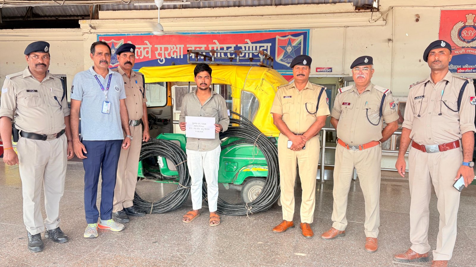 गोंडा कचेहरी रेलवे स्टेशन स्टोर से केबल चोरी कर ऑटो रिक्शा से ले जाने वाला अभियुक्त चढ़ा RPF के हत्थे 
