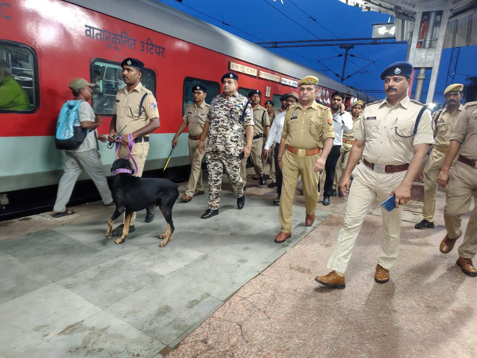 स्वतंत्रता दिवस कि पूर्व संध्या पर गोंडा जंक्शन पर चला सघन चेकिंग एवं जागरूकता अभियान