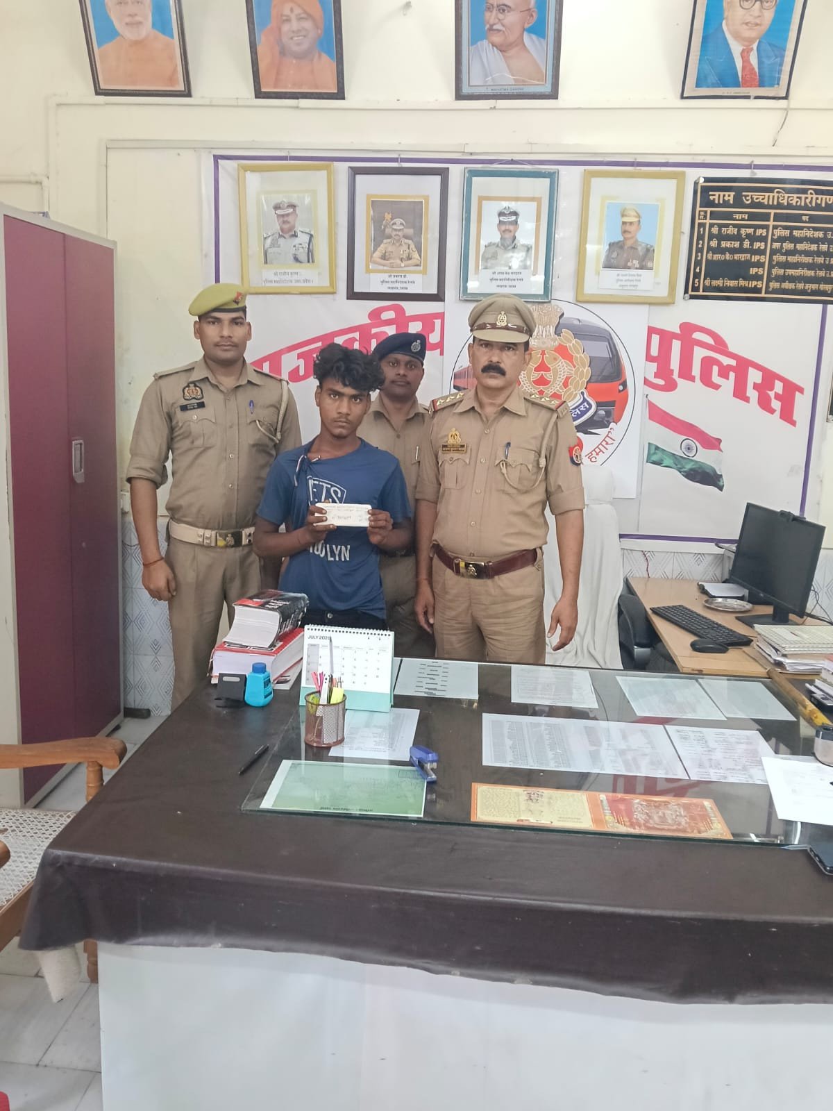 गोंडा रेलवे सुरक्षा बल एवं जीआरपी की संयुक्त टीम ने ट्रेनों में चोरी करने वाले शातिर चोर को पकड़ा