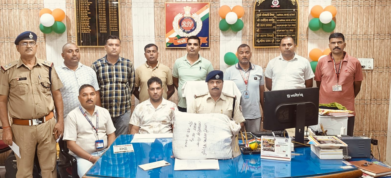 गोंडा आरपीएफ व नारकोटिक्स टास्क टीम ने ट्रेन से पांच किलो लावारिस गांजा किया बरामद