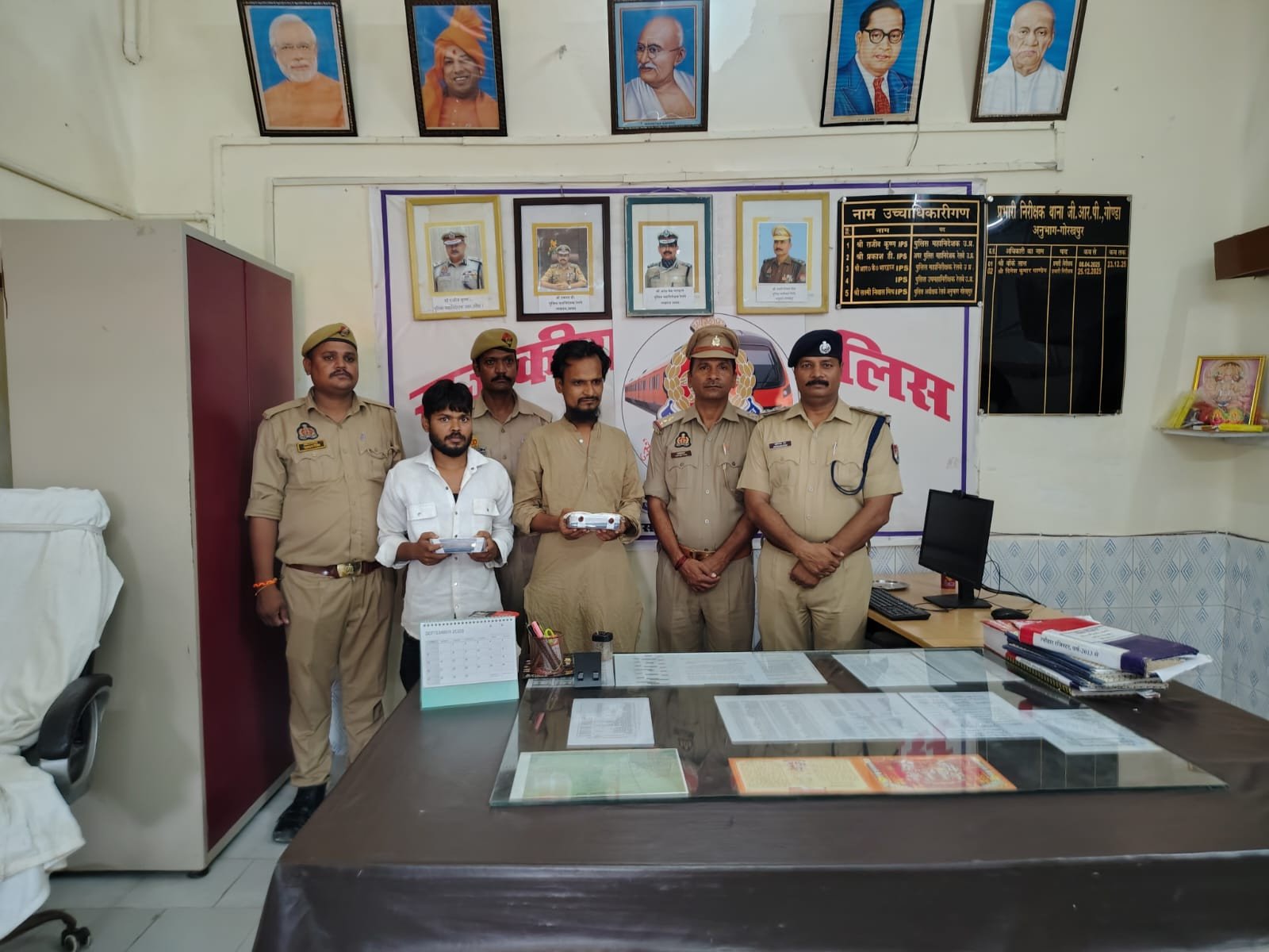 गोण्डा जंक्शन पर दो शातिर चोर गिरफ्तार, यात्रियों के चोरी हुए दो एंड्रॉयड मोबाइल बरामद