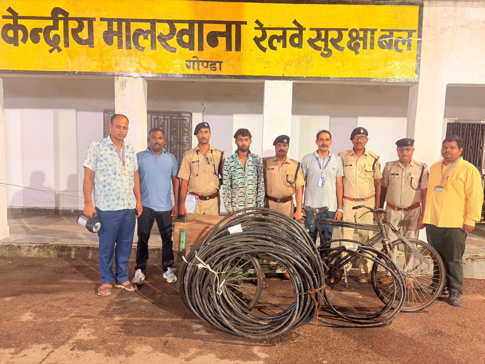 रेलवे सिग्नल केबल चोरी करते युवक गिरफ्तार, 21,840 रुपये की संपत्ति बरामद