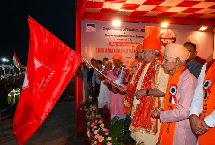उप-राज्यपाल मनोज सिन्हा ने श्री अमरनाथ यात्रा के पहले जत्थे को रवाना किया