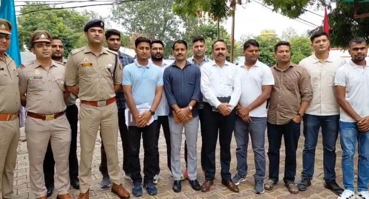 आगरा पुलिस का बड़ा एक्शन, 100 ठिकानों पर छापे, 60 गिरफ्तार