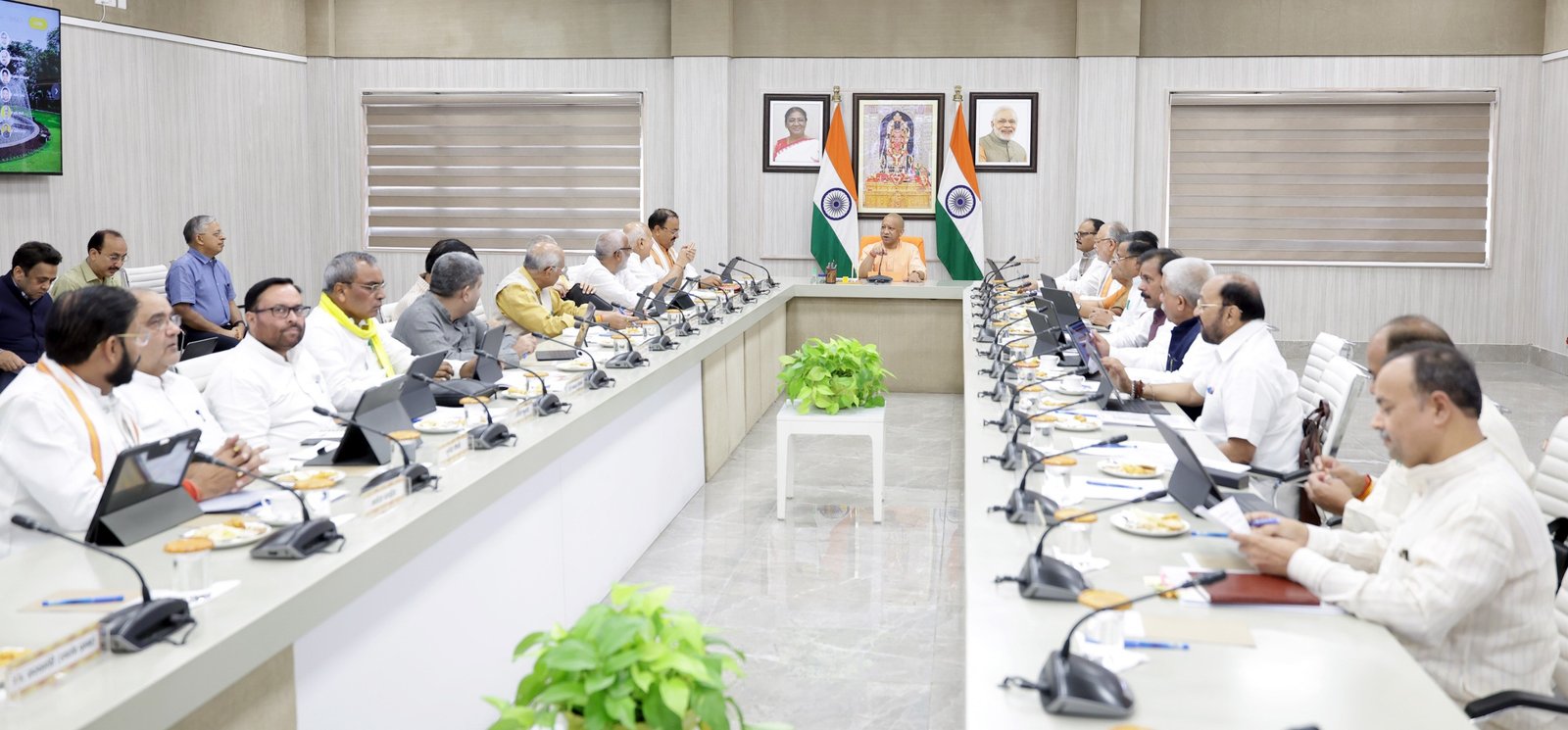 योगी कैबिनेट के बड़े फैसले: 3 अगस्त से यूपी विधानमंडल का सत्र, 250 नई इलेक्ट्रिक बसों को मंजूरी, रानी लक्ष्मीबाई स्कूटी योजना लागू