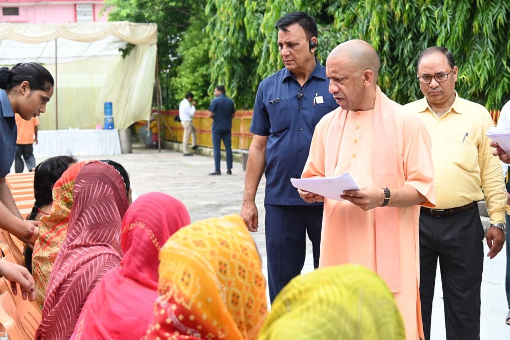 जनता दर्शन में सीएम योगी ने सुनीं 200 लोगों की फरियाद, बोले - हर पीड़ित को मिलेगा न्याय