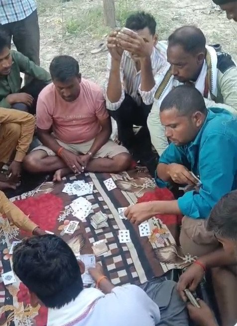 खुलेआम जुए का खेल, बढ़ती चोरी की घटनाओं से ग्रामीण परेशान, जुआ खेलते वीडियो वायरल