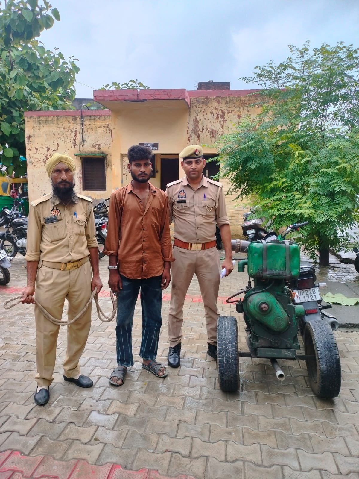 चोरी का इंजन पम्पसेट व तमंचे के साथ युवक गिरफ्तार।