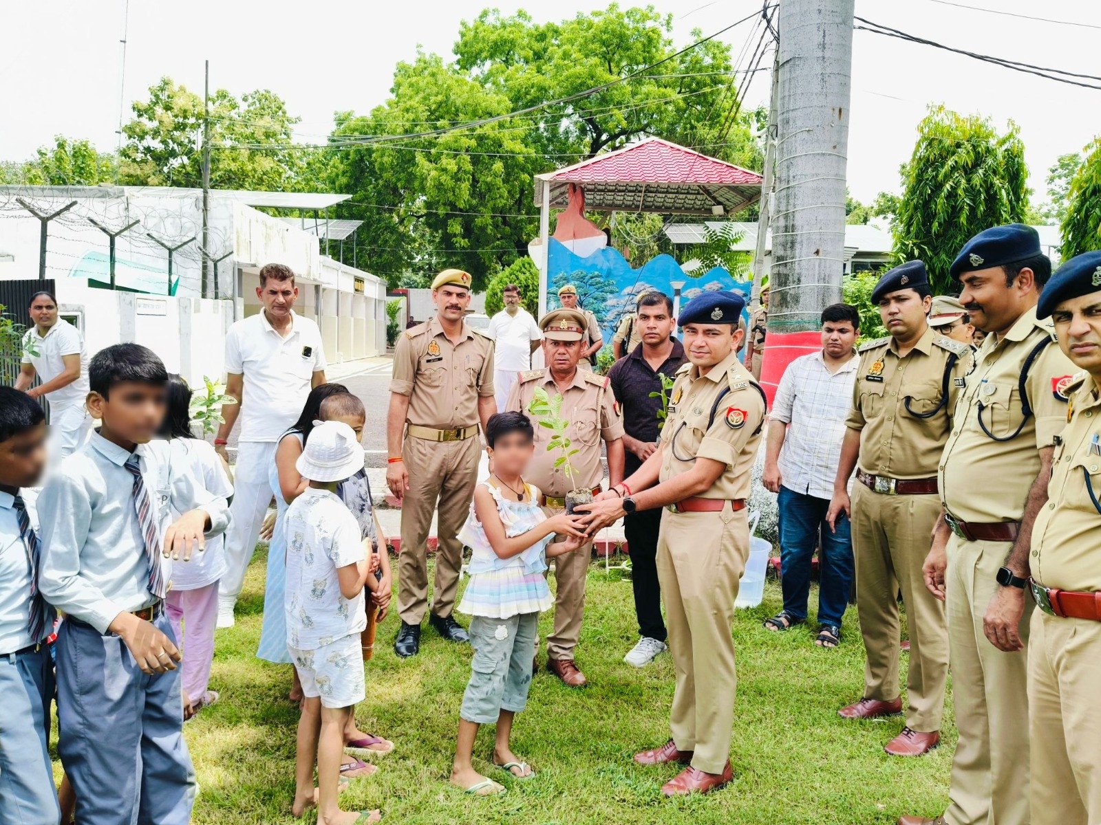 एक पेड़ माँ के नाम' अभियान में रामपुर पुलिस ने लगाए 11,400 पौधे