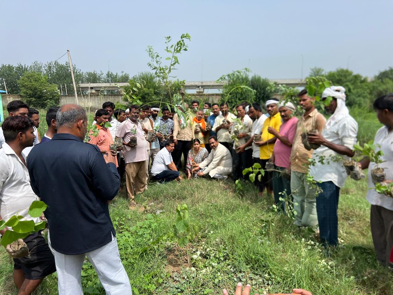 डंपिंग ग्राउंड में हरियाली की पहल, पालिकाध्यक्ष दीक्षा गंगवार ने किया वृक्षारोपण