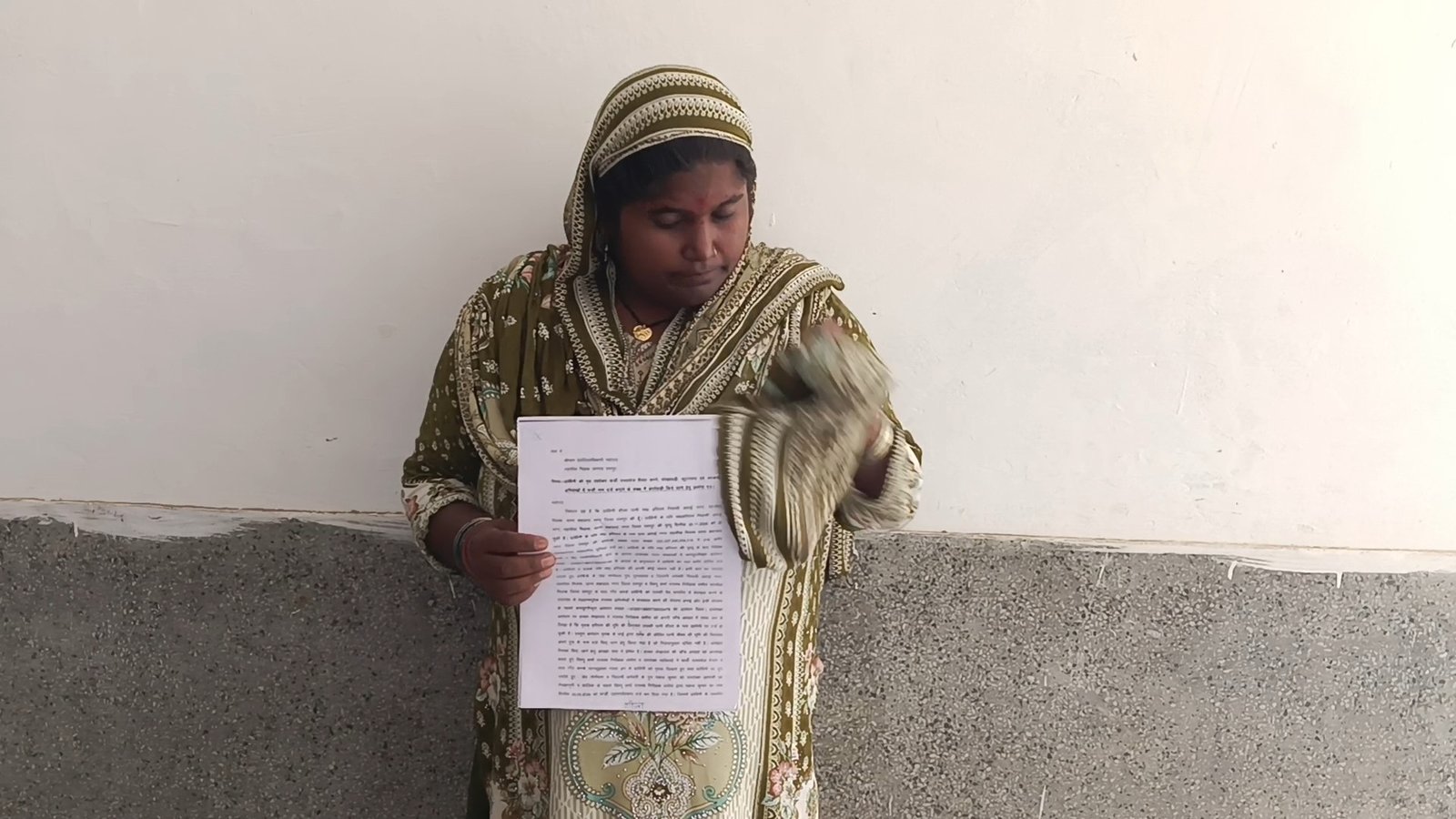 जिंदा महिला को मृत दिखाकर जमीन हड़पने का आरोप, राजस्व निरीक्षक पर कार्रवाई नहीं; आखिर किसका संरक्षण?