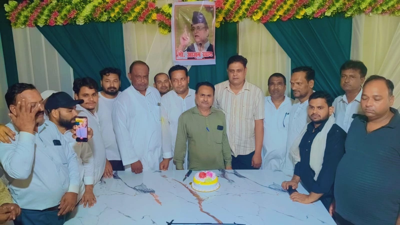 सपाईयों ने केक काटकर मनाया आज़म खान का जन्म दिन,शिक्षा के क्षेत्र में कार्यों की सराहना 