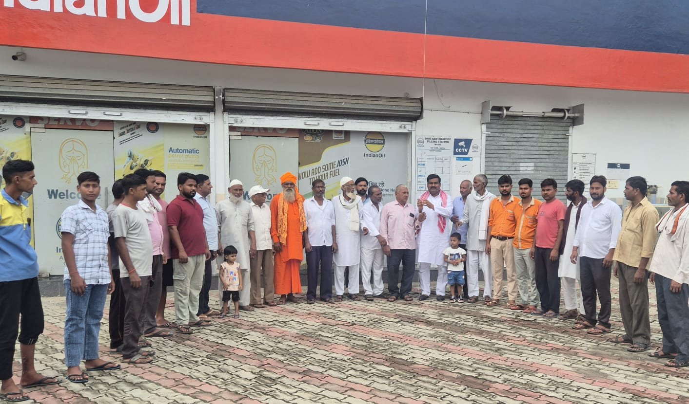 पेट्रोल पंपों पर अमरीश पटेल ने किया ध्वजारोहण, देशभक्ति के रंग में रंगा परिसर