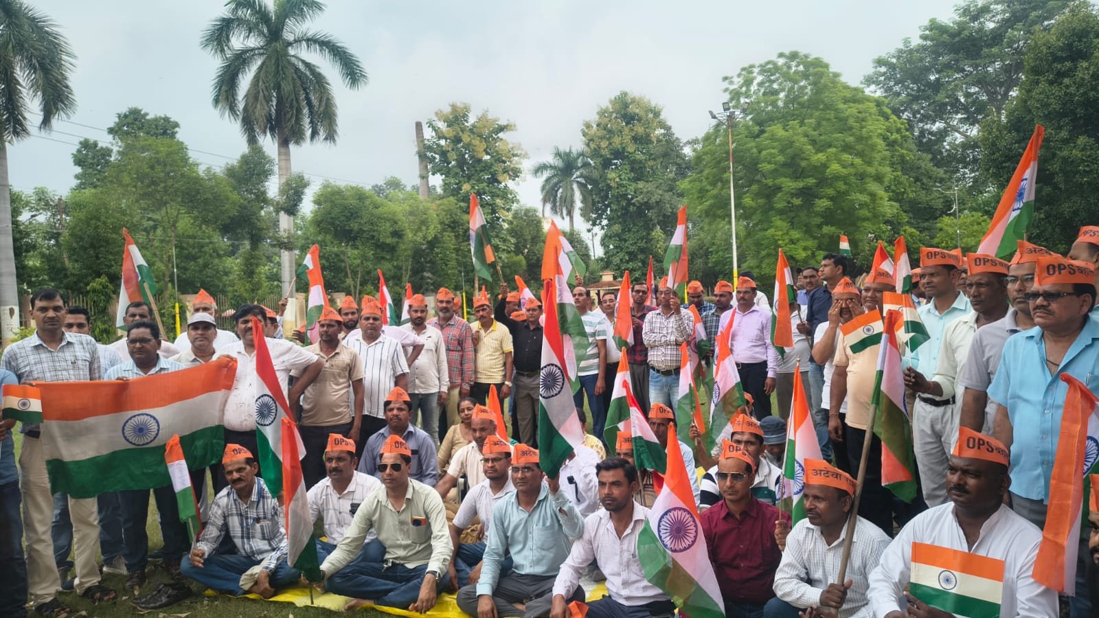 पुरानी पेंशन बुढ़ापे की लाठी, भीख नहीं : पेंशन तिरंगा रैली में गरजे शिक्षक-कर्मचारी