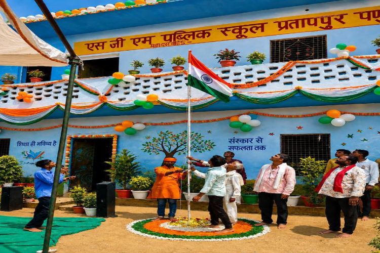 पूर्व प्रधान पुत्र परदवा द्वारा ध्वजारोहण SGM पब्लिक स्कूल प्रतापपुर मे 