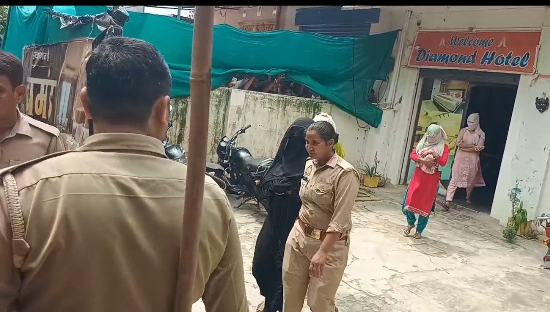 आबादी के बीच चल रहे होटल में कथित देह व्यापार की सूचना पर पुलिस की बड़ी कार्रवाई, संचालकों में मचा हड़कंप