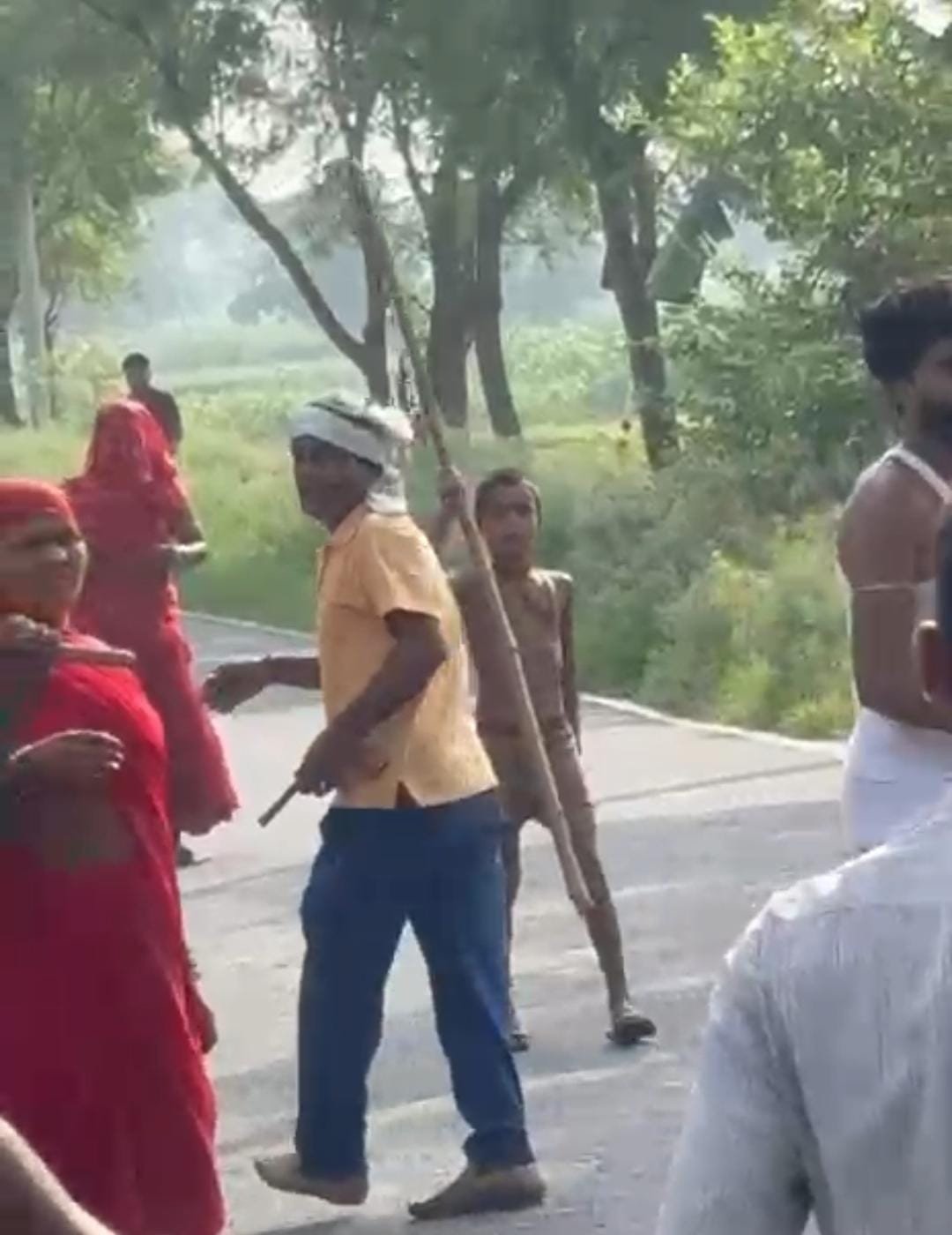 मेड़ के विवाद में दो पक्ष भिड़े, लाठी-डंडे और पथराव, तमंचा लहराने का वीडियो वायरल
