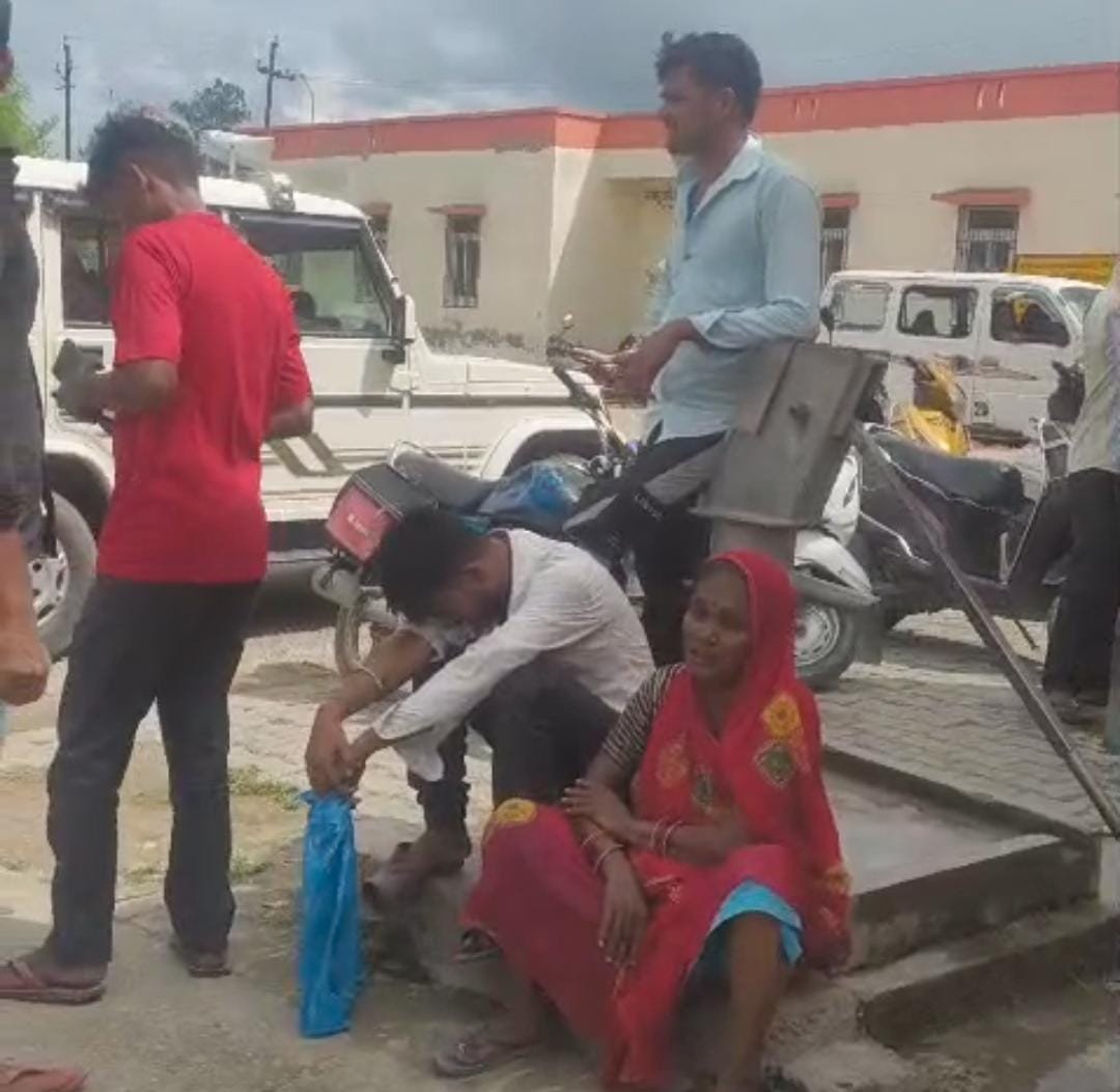 एटा में पैर फिसलने से गर्भवती महिला की मौत कपड़े सुखाने छत पर गई थी डॉक्टरों ने मृत किया घोषित