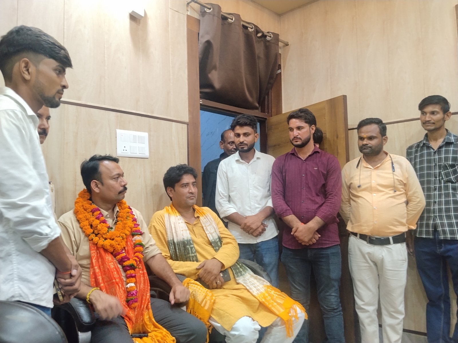 एटा पहुंचे अलंकार अग्निहोत्री, केंद्र-राज्य सरकार पर जमकर बरसेकहा - जंतर मंतर पर बच्चों पर लाठीचार्ज साजिश, पत्थर सीज ट्रक में भरकर लाए गए