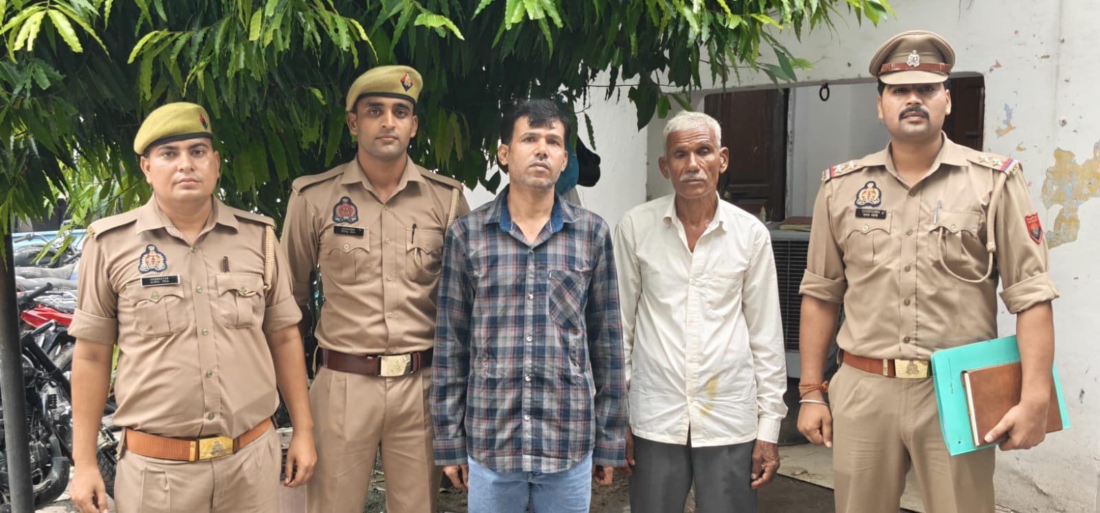 फर्जी दस्तावेजों से बैनामा करने वाले दो आरोपी गिरफ्तार, एटा नगर पुलिस की कार्रवाई