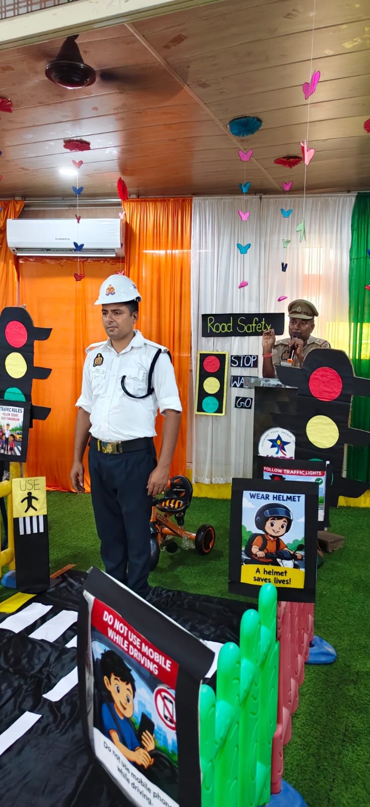 किड्जी स्कूल में बच्चों को सिखाए ट्रैफिक नियम, बने ‘लिटिल ट्रैफिक मित्र